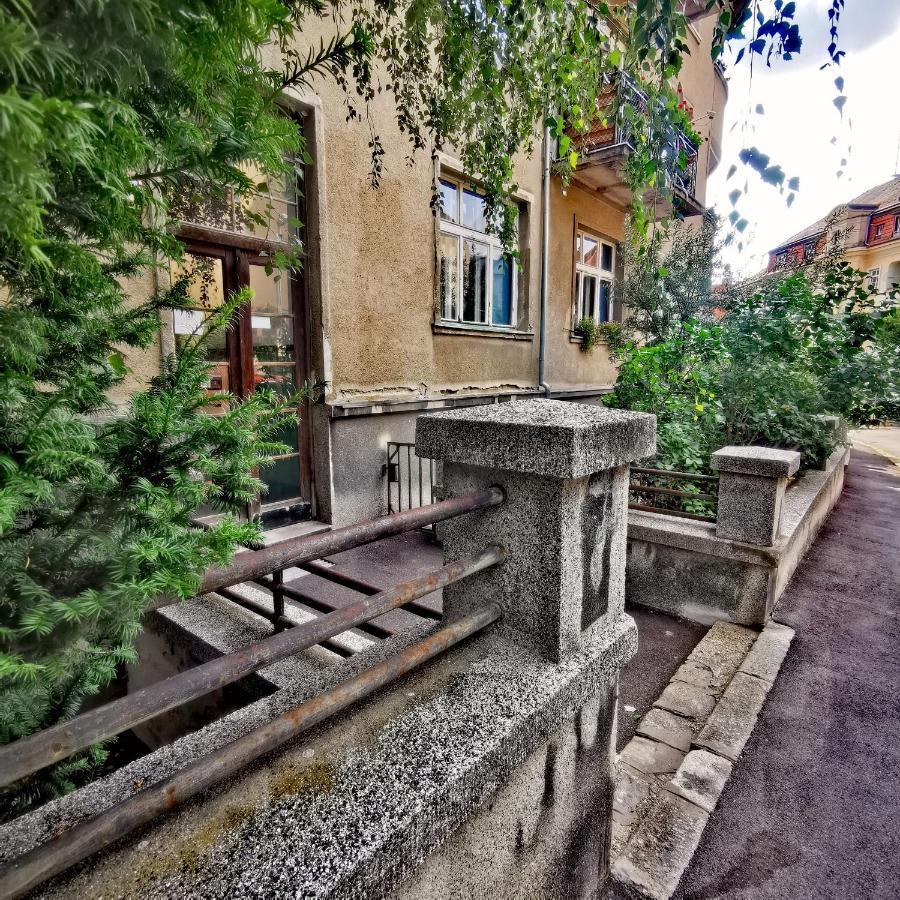Cozyhome The Castle Apartment - Spacious, Quiet, High Ceiling Братислава Екстер'єр фото