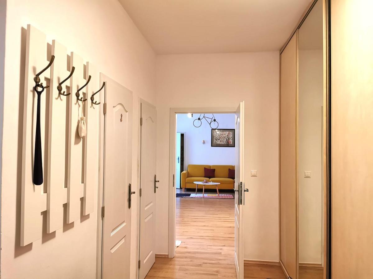 Cozyhome The Castle Apartment - Spacious, Quiet, High Ceiling Братислава Екстер'єр фото